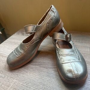 Metallic leather Mary Jane’s